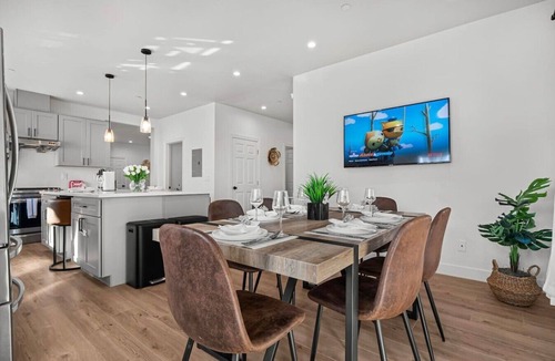 Hayward House | Spacious 6-BR Home in Hayward with A/C &Parking