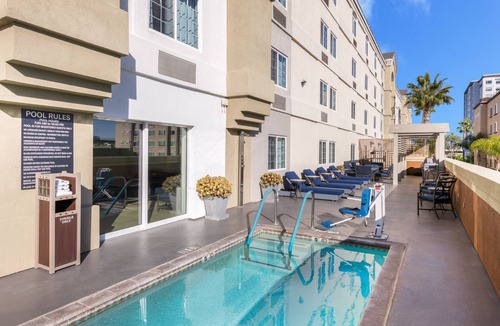 Anaheim Resort House | Spacious Accommodation Close to Shaws Cove Beach! Pool, Parking, Shuttle!