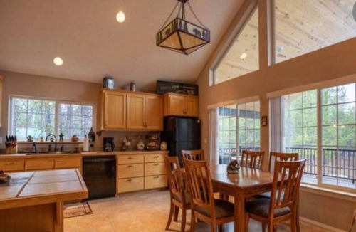 Gilchrist House | Spacious and beautiful 3-bedroom house in Crescent's gorgeous Two Rivers North