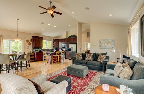 Mountain View Estates House | Spacious Balcony & Fireplaces - Minutes to Lake