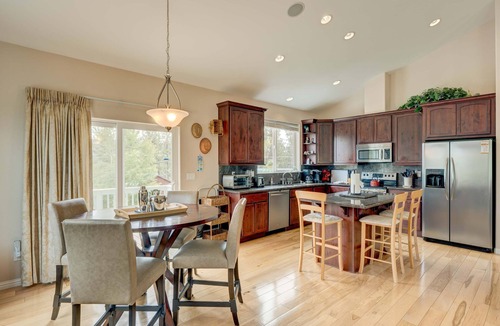 Mountain View Estates House | Spacious Balcony & Fireplaces - Minutes to Lake