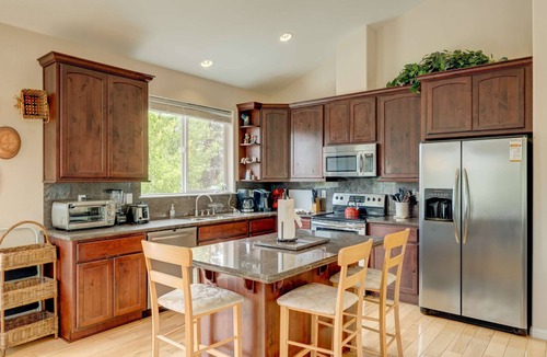 Mountain View Estates House | Spacious Balcony & Fireplaces - Minutes to Lake