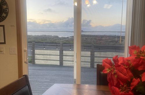 Eureka House | Spacious beachfront with panoramic views