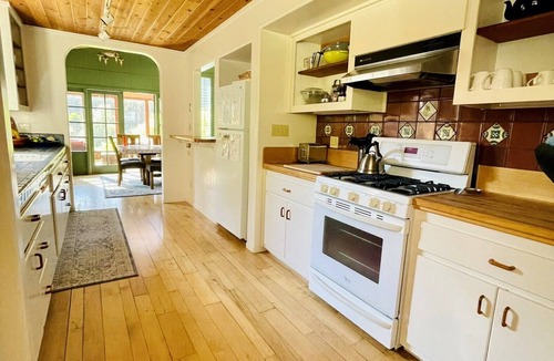 Villa Grande House | Spacious, Beautiful Russian Riverfront 3-Bd, 2ba Vintage-Modern home, sleeps 6-8