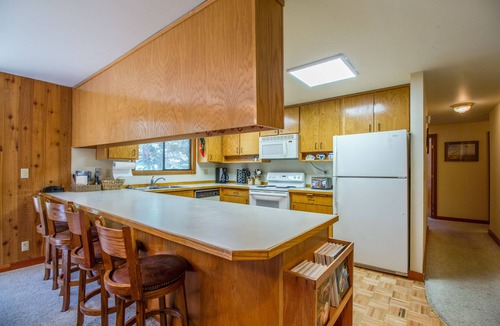 Sunriver House | Spacious Cabin with an epic Game Room Hot Tub - QUAR13