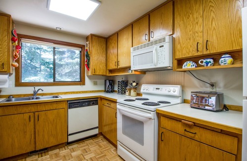 Sunriver House | Spacious Cabin with an epic Game Room Hot Tub - QUAR13