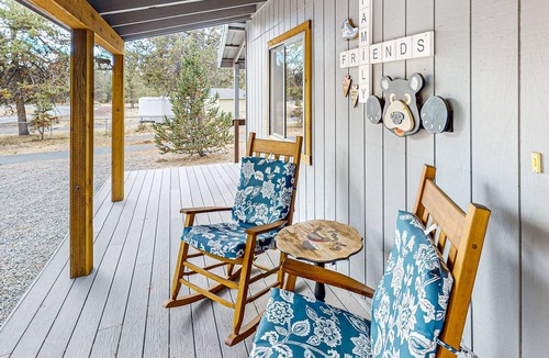 La Pine House | Spacious cabin with bunk house, game room, river view, patio, and fire pit