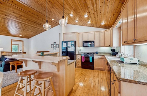Truckee House | Spacious cabin with shared pools & hot tubs - near skiing, hiking & biking