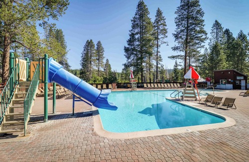 Truckee House | Spacious cabin with shared pools & hot tubs - near skiing, hiking & biking