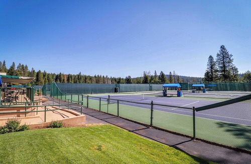 Truckee House | Spacious cabin with shared pools & hot tubs - near skiing, hiking & biking