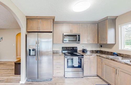 Coos Bay House | Spacious coastal property with separate living quarters wood stove & grill