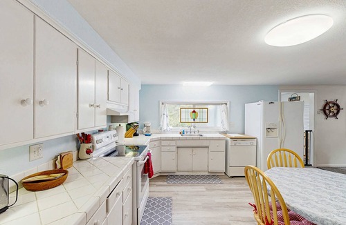 Winchester Bay House | Spacious & comfortable home close to the Harbor, Sand Dunes, beaches, & parks