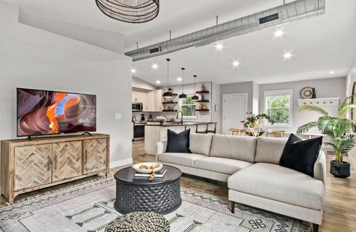 Old Town Apartment | Spacious Downtown Apartment - Walk to Old Town FC!