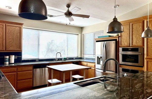 Oak Shores House | Spacious Dragon Lake Villa on Lake Naci in Paso Robles Wine Country w/Internet