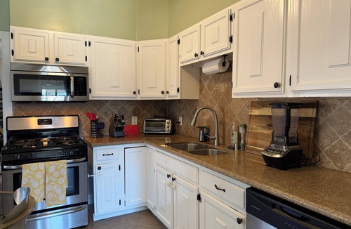 Lakeside House | Spacious Family Getaway – Pet & Kid Friendly!