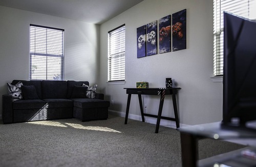 Tracy House | Spacious Family Retreat in Mountain House