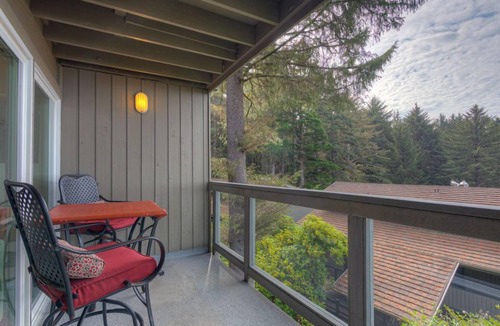 Otter Rock Hotel | Spacious Forest-View Suite with Balcony