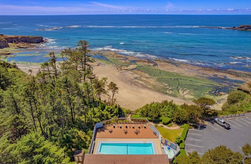 Otter Rock Hotel | Spacious Forest-View Suite with Balcony