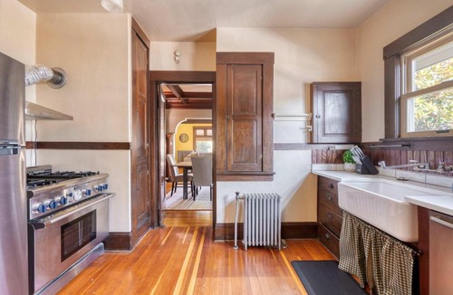 Kerns House | Spacious Group Retreat - 5BR - Sleeps 12