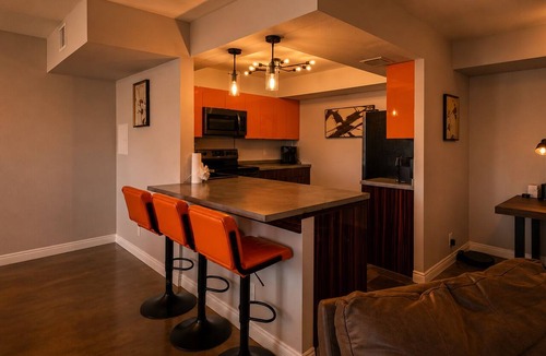 Las Vegas Condo | Spacious High Rise 2BR, 3 mins from Sphere, Convention & Strip Pool/Hot Tub