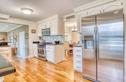 Southeast Bend House | Spacious Home - Golf Course Views, Central AC, WiFi & Alfresco Living