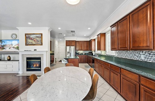 Peters House | Spacious home with pool, sleeps up to 15 Guest