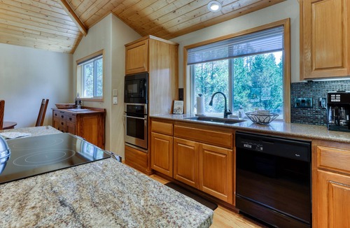 Sunriver House | Spacious home with SHARC passes, private hot tub, central AC, & deck