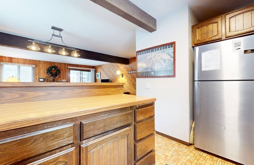 Mammoth Lakes Condo | Spacious Homey Mountain Condo. Pool & Tennis Court On-site. Near Restaurants
