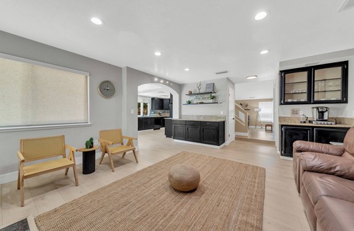 Sacramento House | Spacious Japandi 4-bedroom house + Pool