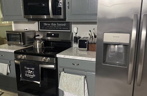 West Memphis House | Spacious Luxury Retreat Near Memphis King Beds Movie Room Fast WiFi Free Parking
