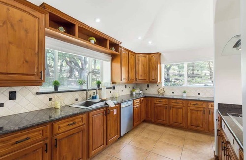 Rainbow CDP House | Spacious Luxury Retreat Sleeps 20 with Jacuzzi