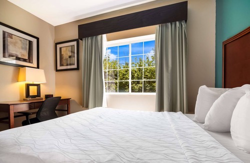Topeka Hotel | Spacious Luxury Rooms, Indoor Pool/Spa & Free Breakfast Near Topeka Attractions