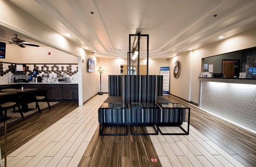 Topeka Hotel | Spacious Luxury Rooms, Indoor Pool/Spa & Free Breakfast Near Topeka Attractions