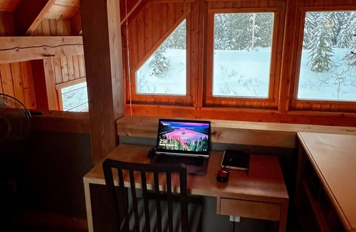 Hyak House | Spacious Luxury View Home: Steps to Hike & Bike, 10pp