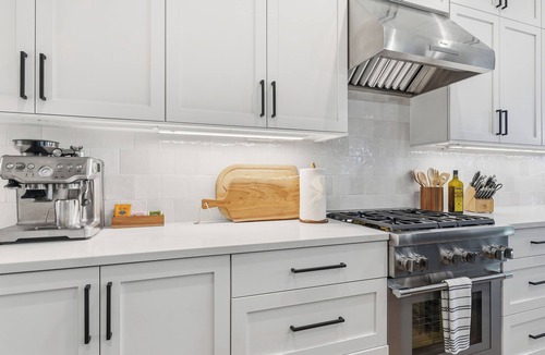 Garden Home-Whitford House | Spacious Modern High End 4BR Near Portland, Large Yard For Groups