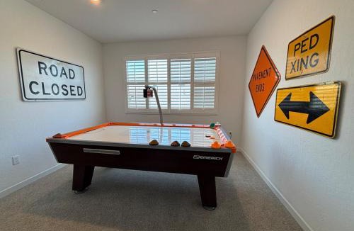Visalia House | Spacious New 3BR EV Charger 40 min to Sequoia