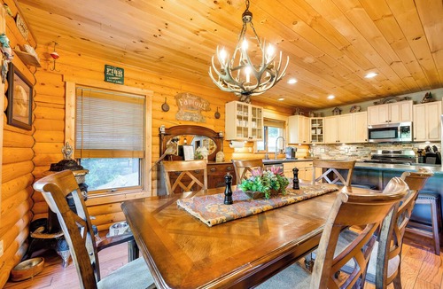 Packwood Cottage | Spacious Packwood Cabin w/Hot Tub - Near River