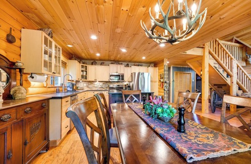 Packwood Cottage | Spacious Packwood Cabin w/Hot Tub - Near River
