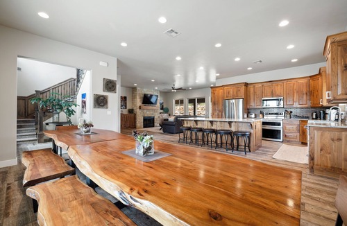 Zion National Park East Entrance House | Spacious, Private Hot Tub, 6 bedrooms 5 Ensuite Bathrooms. 7th night FREE!