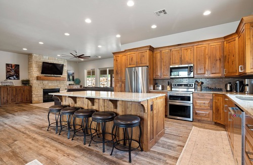 Zion National Park East Entrance House | Spacious, Private Hot Tub, 6 bedrooms 5 Ensuite Bathrooms. 7th night FREE!