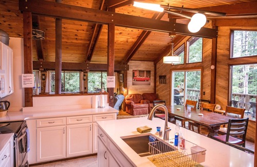 Albion House | Spacious Redwood Lodge with Hot Tub & BBQ for Groups or Families