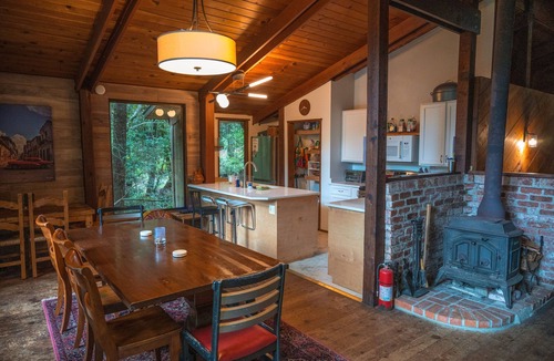 Albion House | Spacious Redwood Lodge with Hot Tub & BBQ for Groups or Families
