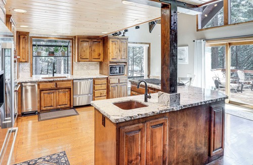 Lake Almanor Country Club House | Spacious Retreat w/Backyard: 1 Mi to Lake Almanor