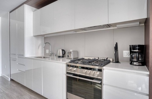 South Beach Apartment | Spacious Rincon Hill 1BR w/W/D, Gym & Pool, near Tech HQs, by Blueground