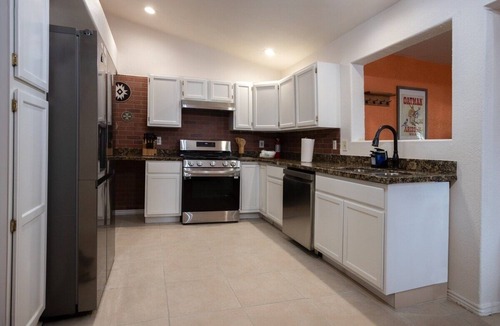 Valentine House | Spacious Route 66 retreat. Golf Course. Pet Friendly. Grand Canyon and Vegas.