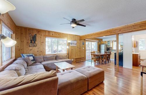 Tahoe Paradise House | Spacious rustic home with modern appliances arcade games & dog friendly