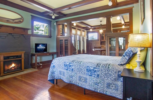 Friday Harbor Apartment | Spacious Studio Downtown! (Explorer's Suite)
