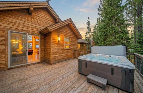 Tahoma House | Spacious Tahoma Retreat with Hot Tub and Game Room