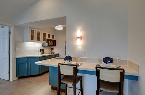 Sunnyvale Hotel | Spacious Two-Bedroom Suite with Free Breakfast and Outdoor Pool Access!