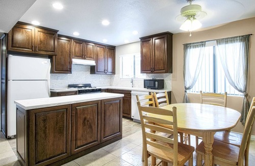 Balboa Peninsula Condo | Spacious upper rear unit in an oceanfront triplex just steps from the Balboa Pier fun!